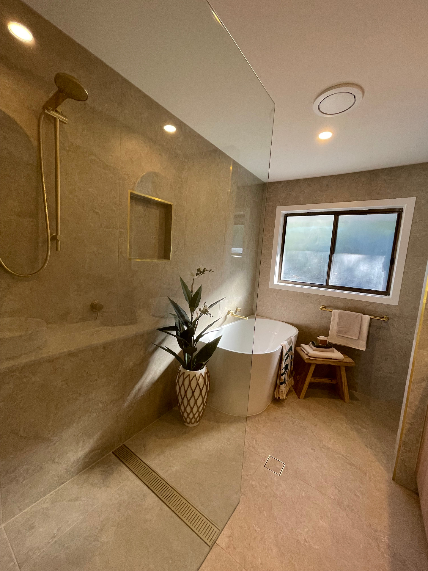 Travertine-Look Wet Room